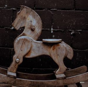 Petit cheval à bascule en bois illustrant un exemple de texte écrit pendant l'atelier Thé et écriture de DiviniThé